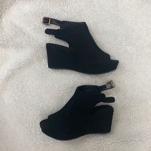 Toetos black wedges